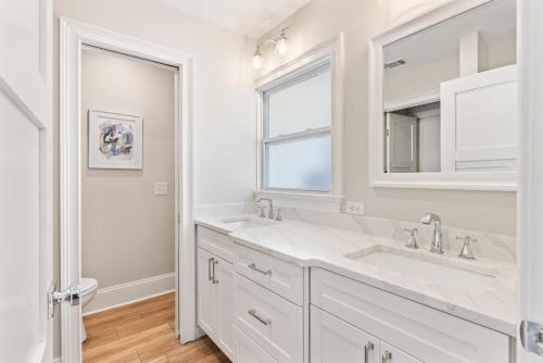 Koupelna v ubytování Butter Side Up Cottage - 516 Beach Drive