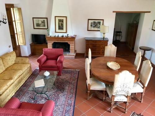 a living room with a couch and a table at Tenuta Lupinari in Bucine
