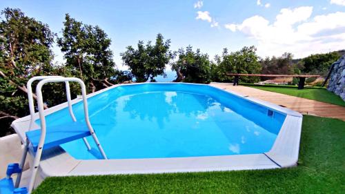 una piscina in un cortile con terrazza in legno di Il Giardino dei Tratturi - Con Splendida Vista sul mare e Piscina a Corsano