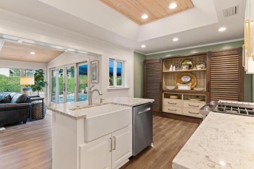 eine Küche mit Spüle und ein Wohnzimmer in der Unterkunft The Southern Whippoorwill - 4226 Fifth Street in Saint Simons Island