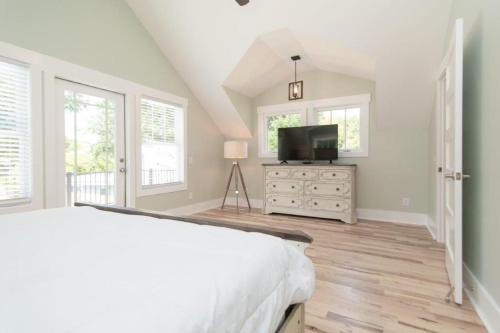 Postel nebo postele na pokoji v ubytování Ava Mae Cottage - 642 Cummings Lane