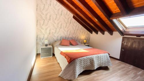 1 dormitorio con 1 cama en una habitación con ventana en Casa da Pedra, en Lagoa