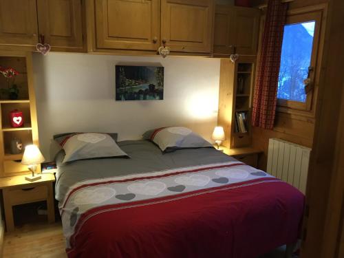 1 dormitorio con 1 cama con 2 almohadas en Facing the Chamonix Needles, en Les Houches