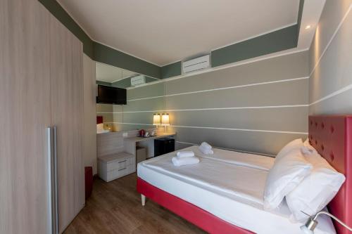 a small room with a bed and a bathroom at Hotel Imperial ***S in Garda