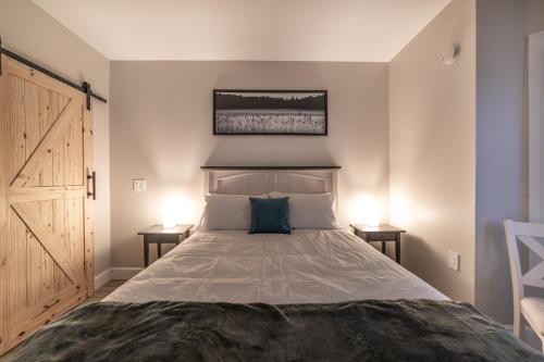 Postel nebo postele na pokoji v ubytování Riverside Inn