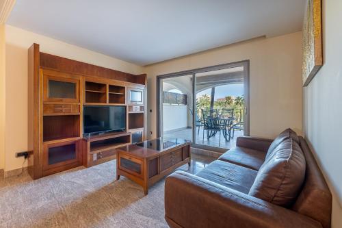 797 HOLIDAY RENTALS - BELLAGIO- Elegante piso para 6 a 1 min de la playa, con piscina interior y exterior, SPA con jacuzzi