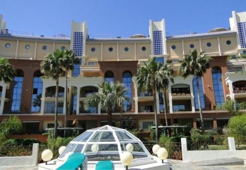 797 HOLIDAY RENTALS - BELLAGIO- Elegante piso para 6 a 1 min de la playa, con piscina interior y exterior, SPA con jacuzzi