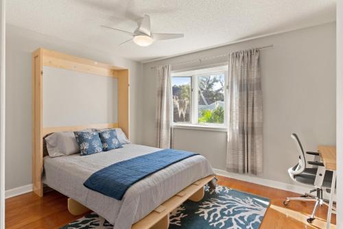 ein Schlafzimmer mit einem Bett und einem Fenster in der Unterkunft Peachtree Cottage - 308 Peachtree Street in Kelvin Grove