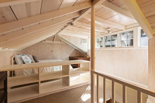 ein Zimmer mit Etagenbetten in einem winzigen Haus in der Unterkunft Palmetto Cottage - 116 Florence Street in King City