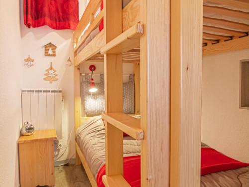 une chambre avec deux lits superposés dans une pièce dans l'établissement Magnifique T3 rénové 4-6 pers avec terrasse, pied des pistes, wifi gratuit, équipements complets - FR-1-265-165, à Valfréjus