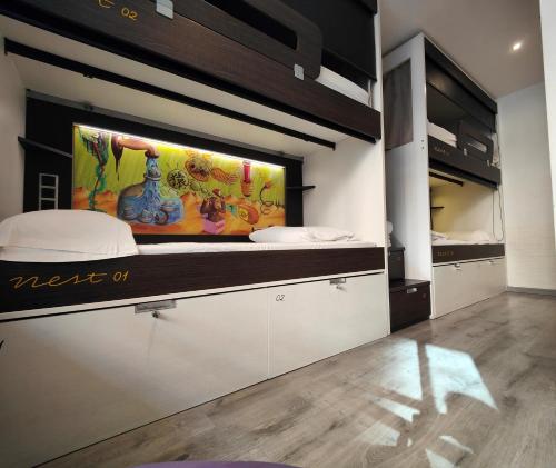 sypialnia z dużym łóżkiem i dużym obrazem na ścianie w obiekcie Free Hostels Barcelona w Barcelonie