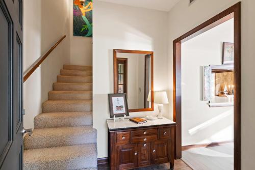 una escalera en una casa con espejo y tocador en This is It - 4314 Sixteenth Street en Saint Simons Island