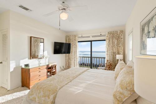 セント・サイモンズ・アイランドにあるThis is It - 4314 Sixteenth Streetの海の景色を望むベッドルーム1室(大型ベッド1台付)