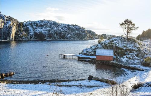 a body of water with a dock in the snow at 4 Bedroom Cozy Home In Fitjar in Fitjar