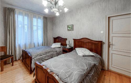 1 dormitorio con 2 camas y ventana en 3 Bedroom Stunning Home In Erstein, en Erstein