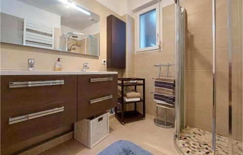 y baño con lavabo y ducha. en 3 Bedroom Stunning Home In Erstein, en Erstein
