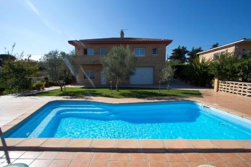 A piscina localizada em Catalunya Casas Tranquil Costa Brava Retreat with private suite! ou nos arredores