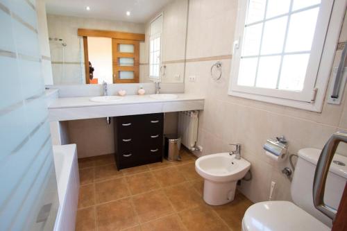 Ένα μπάνιο στο Catalunya Casas Tranquil Costa Brava Retreat with private suite!