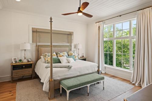 Postel nebo postele na pokoji v ubytování Beach Birdie - 4221 Fourth Street