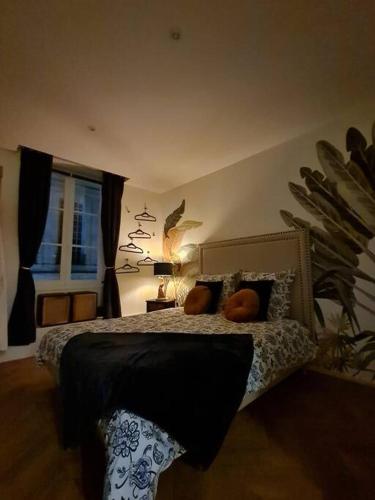 a bedroom with a bed with pillows and a window at Spa-Sauna-Ciel de pluie tropicale-Champagne Nuit Romantique - Escapade Mâconnaise in Mâcon