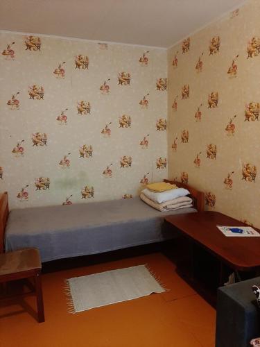 a small room with a bed and a desk at Tuba in Narva