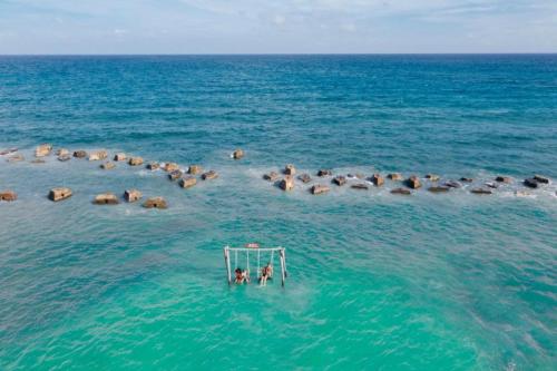 grupa ludzi w wodzie w oceanie w obiekcie El Dorado Royale Catamarán, Cenote & More Inclusive w mieście Puerto Morelos