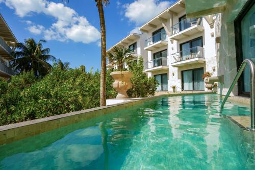 una piscina frente a un edificio en Naay Boutique Hotel Holbox, en Isla Holbox