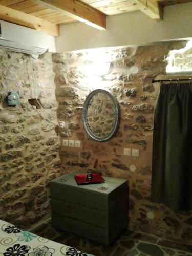 Φωτογραφία από το άλμπουμ του MARIA'S Rustic stonehouse in traditional village σε Koúmani