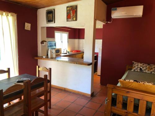 a kitchen and living room with a table and a counter at Rio Manso Tigre in Tigre