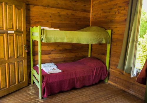 a bedroom with two bunk beds in a cabin at Rio Manso Tigre in Tigre