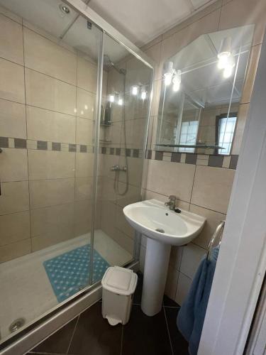 a bathroom with a sink and a shower at DORY HOUSE LOS CRISTIANOS in Los Cristianos