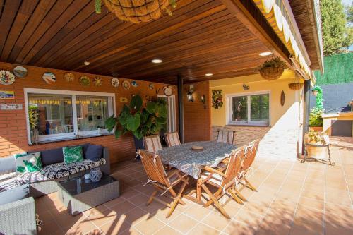 Kawasan patio atau luaran di Catalunya Casas Mountain escape with amazing views just 25km to BCN!