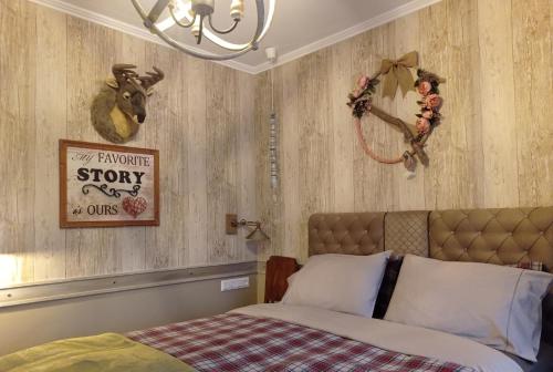 1 dormitorio con cama y cabeza de ciervo en la pared en 1957 To Rodo kai to Roido, en Karpenisi