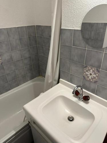 une salle de bain avec un lavabo et une baignoire dans l'établissement Joli studio 4 Pers 30m des pistes balcon plein Sud au Pieds des Pistes B27- DRAPS NON COMPRIS, à Saint-Jean-dʼAulps