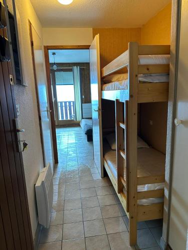 Cette chambre dispose d'un couloir avec des lits superposés. dans l'établissement Joli studio 4 Pers 30m des pistes balcon plein Sud au Pieds des Pistes B27- DRAPS NON COMPRIS, à Saint-Jean-dʼAulps