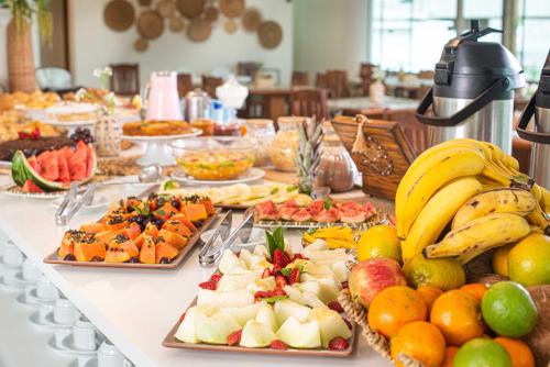 un buffet de fruits et légumes sur une table dans l'établissement Makkai Resort Hotel Bombinhas, à Bombinhas