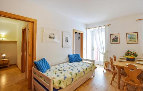 una camera da letto con un letto con cuscini blu e un tavolo di Amazing Apartment In Localit Carbonin With House A Mountain View a Carbonin