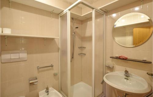 y baño con ducha, lavabo y espejo. en Amazing Apartment In Localit Carbonin With House A Mountain View, en Carbonin