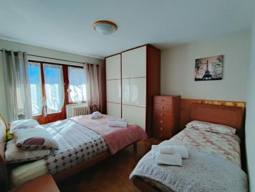 a bedroom with two beds with towels on them at Appartamento La Casa di Violetta in Tonadico