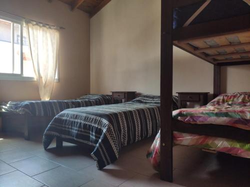 1 dormitorio con 2 literas y ventana en Relax San Bernardo en San Bernardo