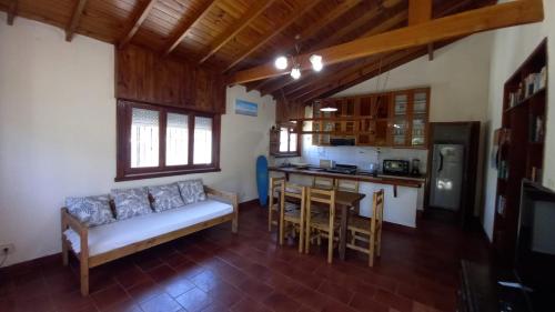 salon z kanapą i stołem oraz kuchnia w obiekcie Casa del Mar w mieście Villa Gesell