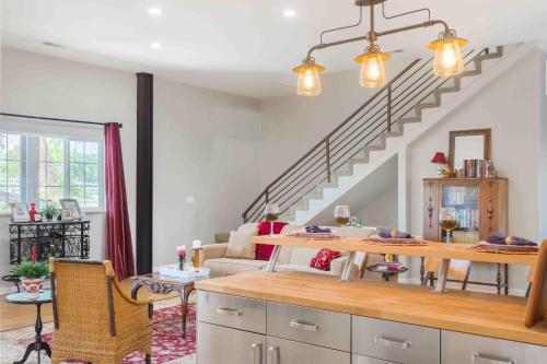15 PCNT OFF MAY - 6 BR Family Home W Hot Tub, Short Drive to Wineries