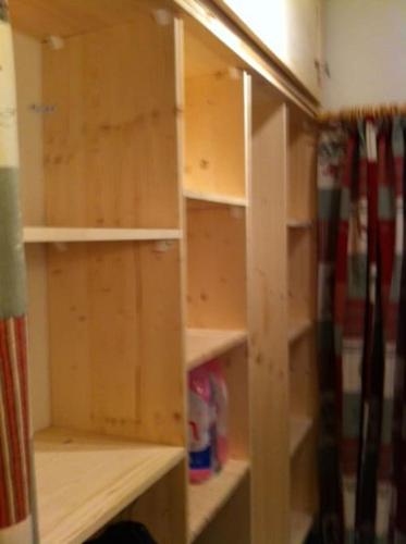 Cette chambre comprend une armoire en bois avec des étagères en bois. dans l'établissement Appartement La Marmotte, Arc 2000, à Bourg-Saint-Maurice