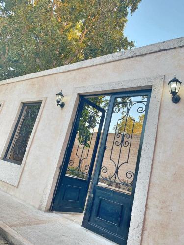 a building with a blue door and windows at Casa Nardo Planta Alta in Valladolid