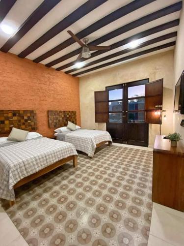 1 dormitorio con 2 camas y ventilador de techo en Casa Nardo Planta Alta, en Valladolid