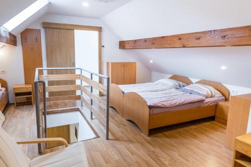 1 dormitorio con litera y escalera en Apartments and Rooms Skok en Bovec