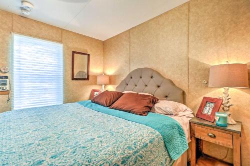 1 dormitorio con 1 cama con edredón azul en Home on Jordan Lake with Shared Dock and Boat Slip! en Wetumpka