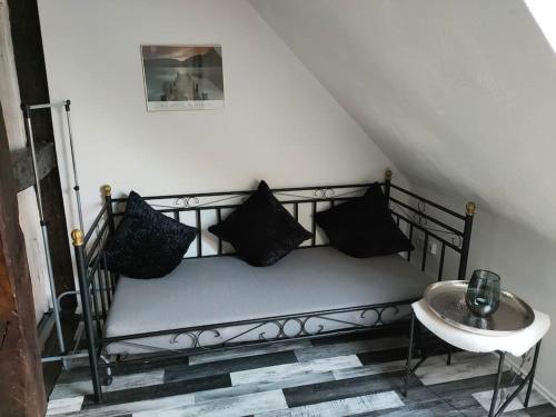 Tempat tidur dalam kamar di Schönes Messe-Ferien Apartment mit vielen Extras
