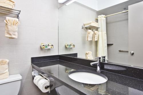 Un baño de Commack Inn