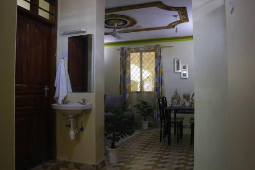 - Baño con lavabo y mesa en Stylish Cozy Home, en Mombasa